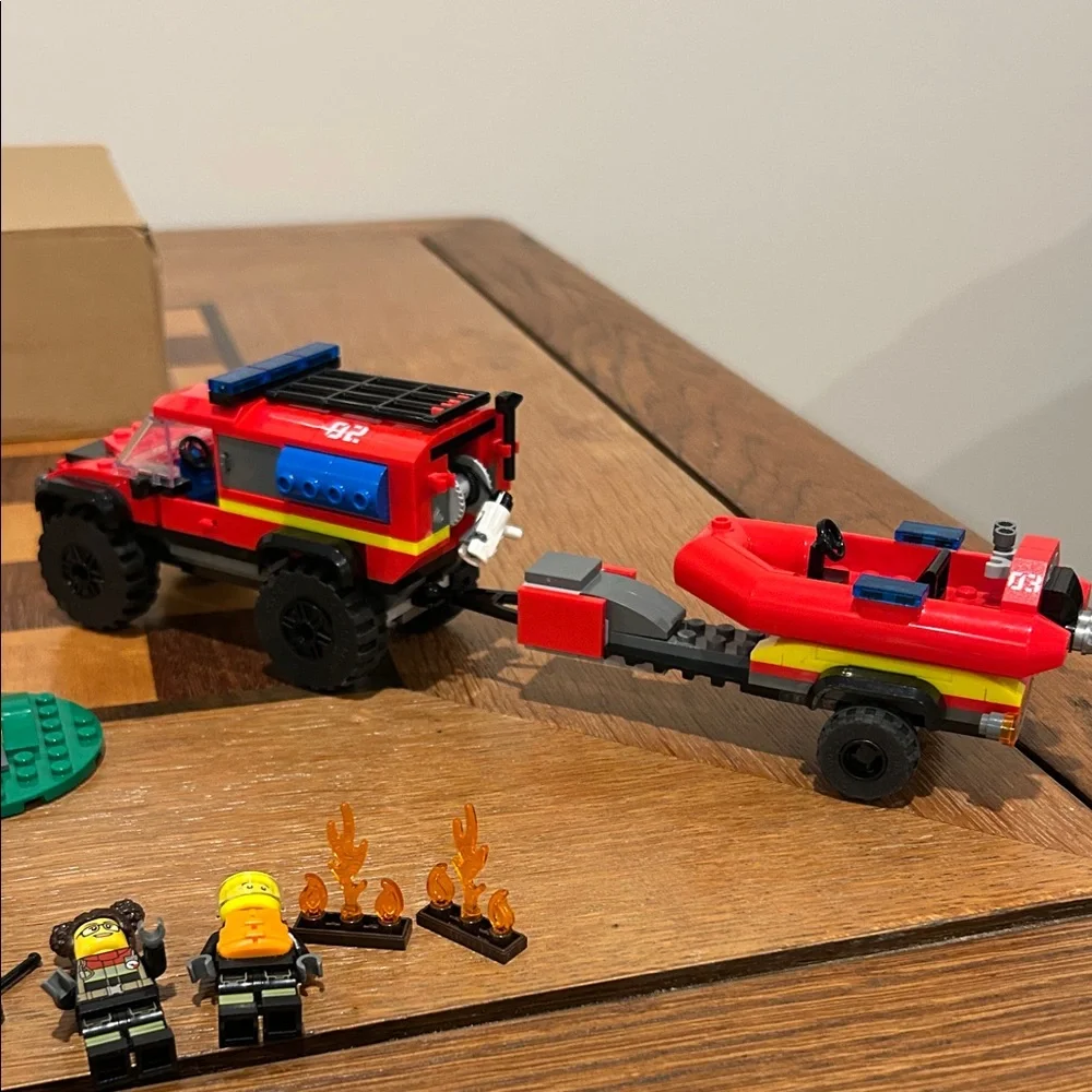 LEGO 60412 4x4 Fire Truck with Rescue Boat retired - Picture 13 of 16